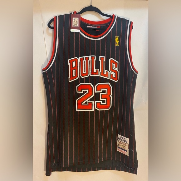 Mitchell & Ness NBA Authentic Michael Jordan Bulls Jersey 96-97 Size XL W/Socks - Picture 1 of 8